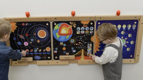 Drewniana tablica edukacyjna – Ziemia i kosmos Montessori