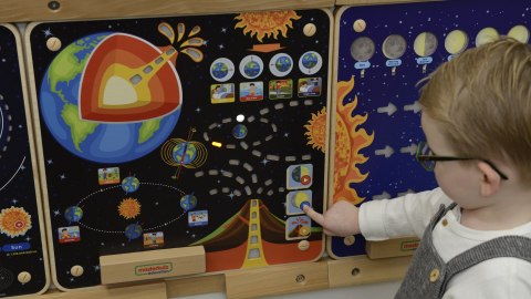 Drewniana tablica edukacyjna – Ziemia i kosmos Montessori