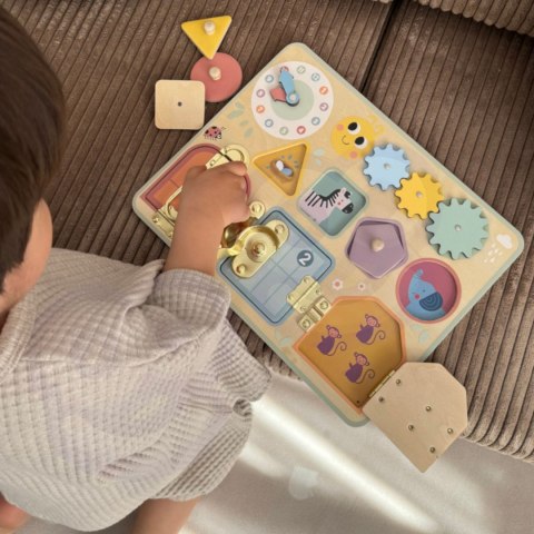 Drewniana tablica manipulacyjna – zamki, zębatki, sorter i zegar Drewniana tablica manipulacyjna – zamki, zębatki, sorter i zegar