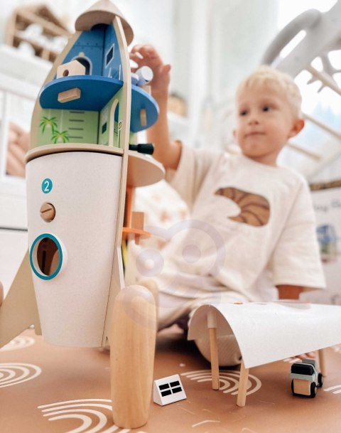 Drewniana rakieta – domek dla dzieci z figurkami i akcesoriami Drewniana rakieta – domek dla dzieci z figurkami i akcesoriami