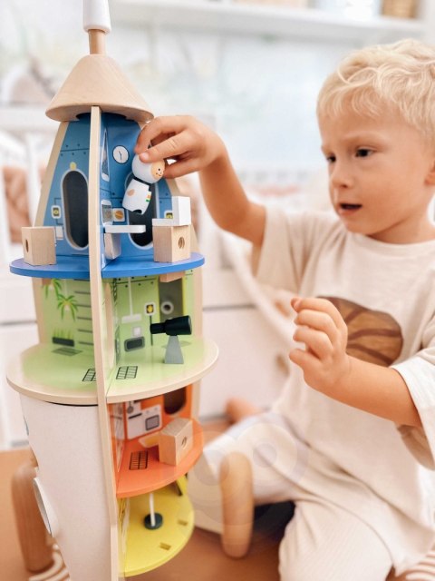 Drewniana rakieta – domek dla dzieci z figurkami i akcesoriami Drewniana rakieta – domek dla dzieci z figurkami i akcesoriami