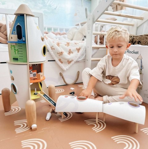 Drewniana rakieta – domek dla dzieci z figurkami i akcesoriami Drewniana rakieta – domek dla dzieci z figurkami i akcesoriami