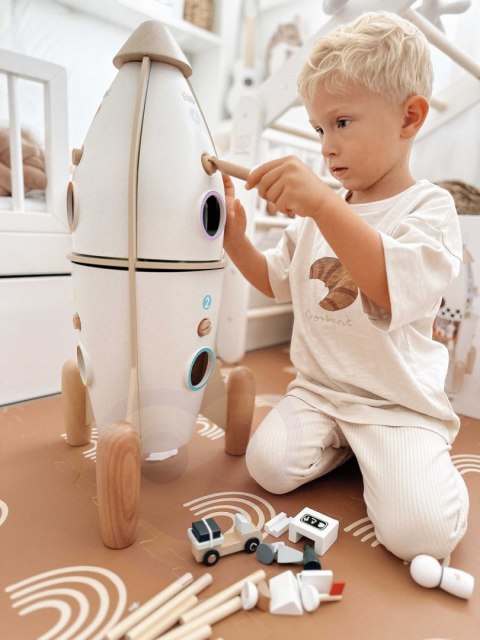 Drewniana rakieta – domek dla dzieci z figurkami i akcesoriami Drewniana rakieta – domek dla dzieci z figurkami i akcesoriami