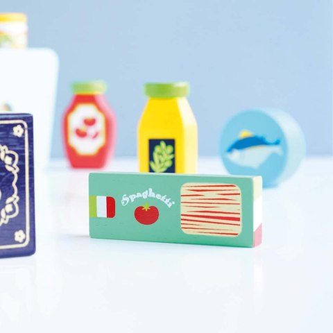 Drewniany koszyk z zakupami i skanerem – zabawa w sklep dla dzieci